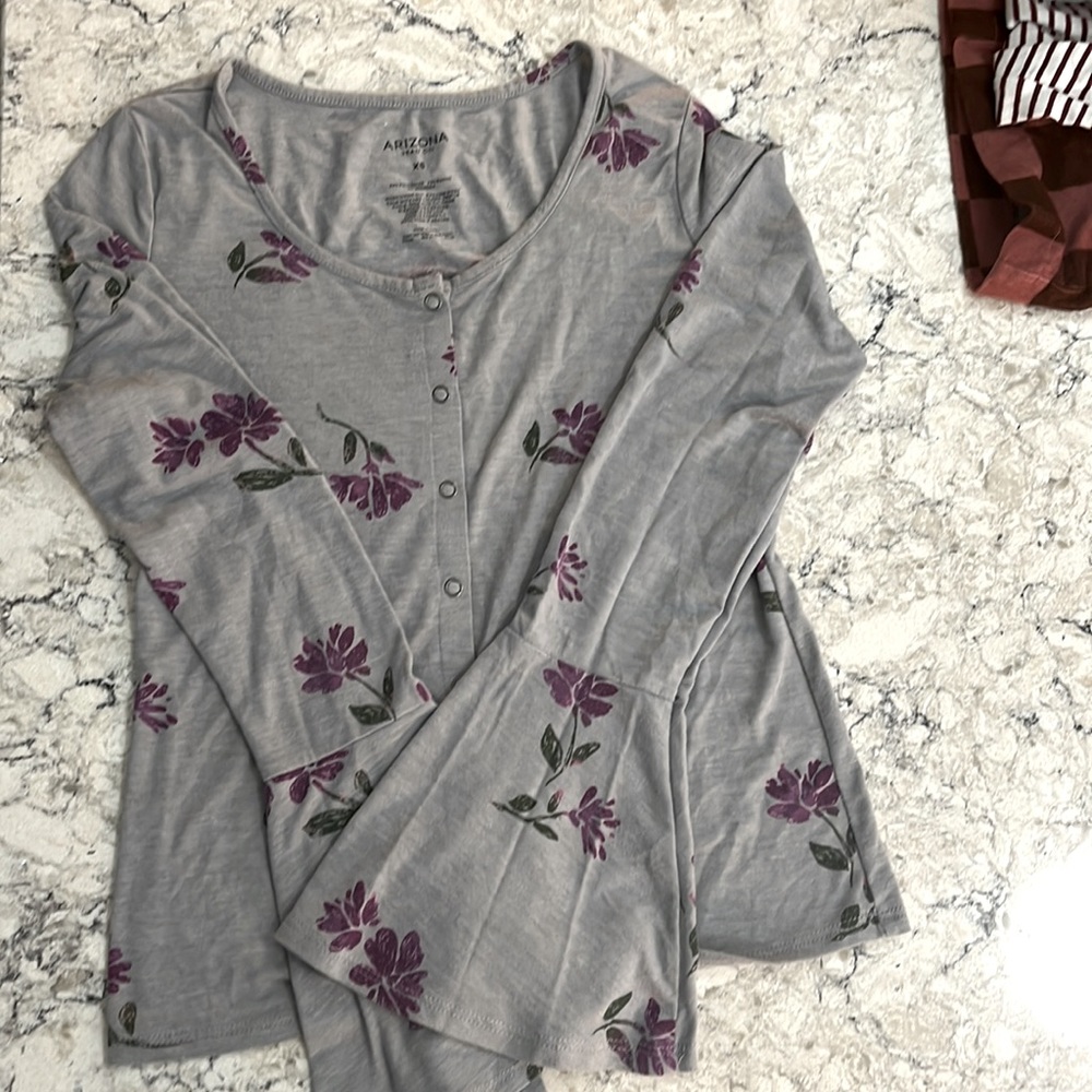 Gray and purple flowers flared sleeved top